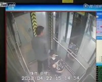 地下鉄のエレベーターの中で大便をする中国嫁と見守る夫／China Woman takes a Dump in an Elevator at Subway station