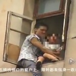 中国、麻薬中毒の男が4才の娘を人質に取り、飛び降り自殺／Drug Addict Takes 4 Year Old Daughter Hostage and Jumps Off Building 